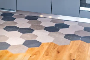 Heksagonalne płytki podłogowe w odcieniach szarości w kuchni na wymiar – realizacja MTW Studio Wrocław, ul. Litomska